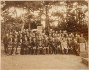 昭和３年京都会津会秋季例會記念写真 　昭和３年（１９２８）　同志社社史資料センター蔵 