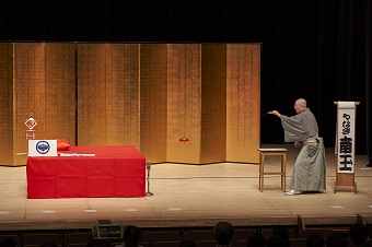 糸の上で独楽を移動させる芸を披露するやなぎ南玉